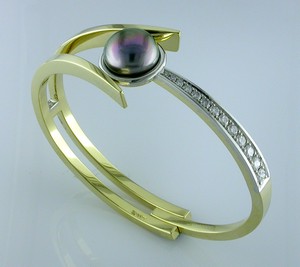 Moonstruck, 2005 Canadian Jeweller's Excellence in Design Award, Pearl Division